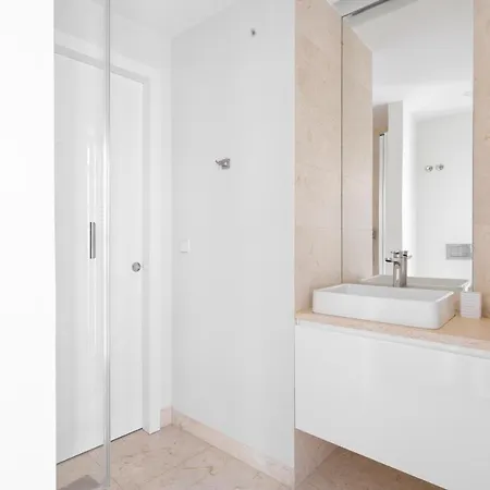 Joivy 2-br Flat With Garage Near Castelo De S Jorge Lisboa