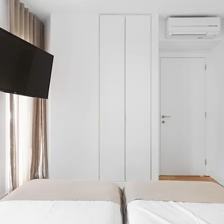 Joivy 2-br Flat With Garage Near Castelo De S Jorge Apartamento